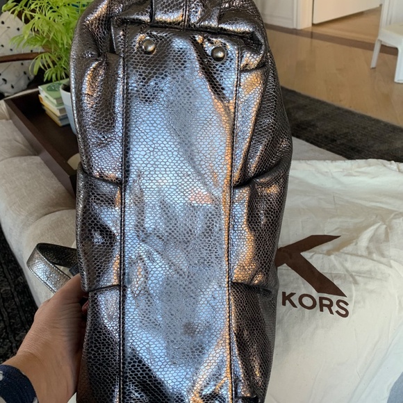 Michael Kors 1981 Platinum/Silver Metallic Leather Handbag - Picture 3 of 9